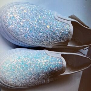 Dazzling glitter finish with stylish shoes